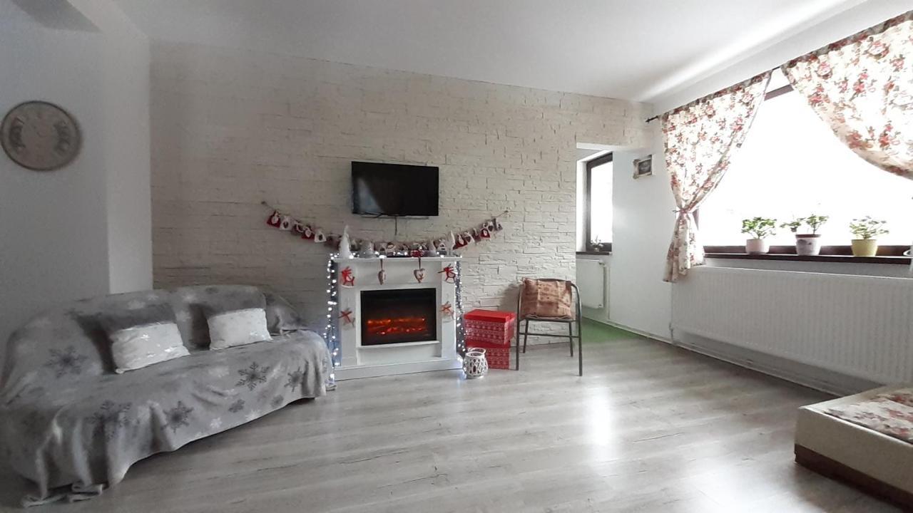 Roxana Villa *