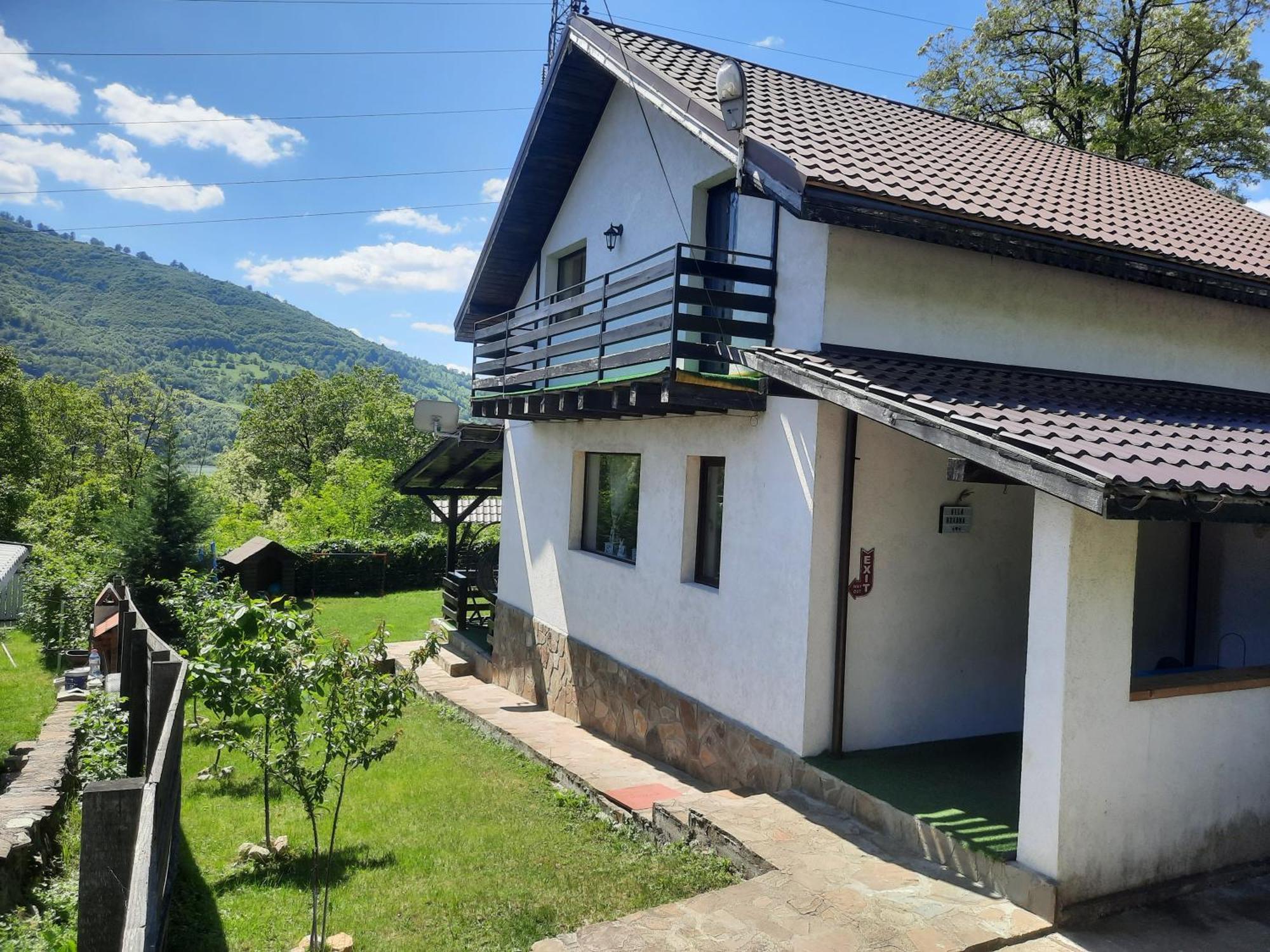 Roxana Villa *